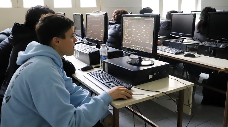 Foto 1 de 20: Estudiantes de la Escuela de Ingeniería y Tecnología UGM participaron de la competencia Hackaton Latam Oracle Apex