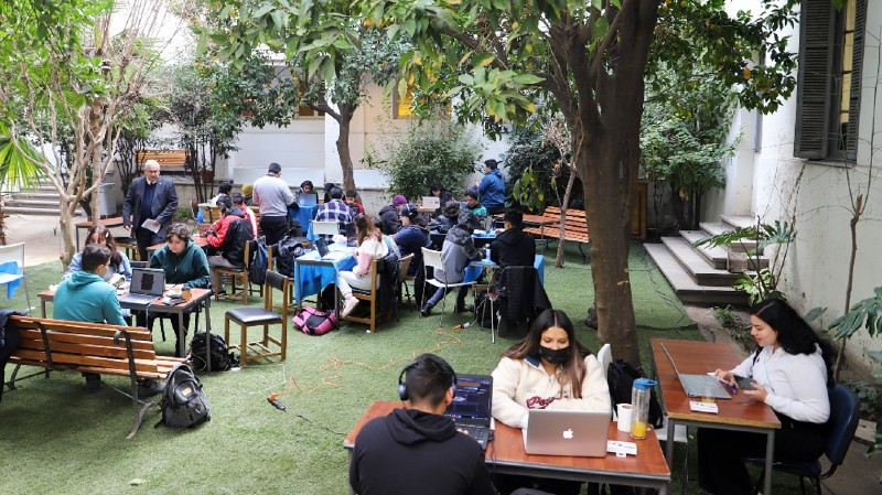 Foto 4 de 20: Estudiantes de la Escuela de Ingeniería y Tecnología UGM participaron de la competencia Hackaton Latam Oracle Apex
