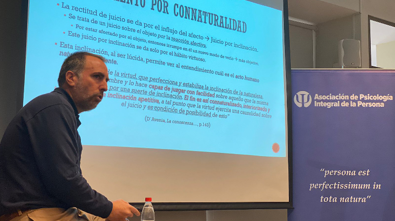 Foto 1 de 3: Director de la Escuela de Humanidades, Sebastián Buzeta, participó de Seminario junto a la Asociación de Psicología Integral de la Persona (APSIP)