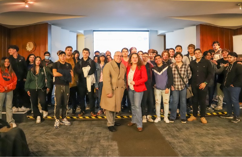 Imagen de la noticia: Estudiantes de la Escuela de Ingeniería y Tecnología UGM participaron de la competencia Hackaton Latam Oracle Apex