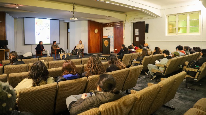 Foto 6 de 9: La Escuela de Periodismo y Comunicaciones UGM realizó el conversatorio “Festival, Fútbol, Cine, Tocopilla”