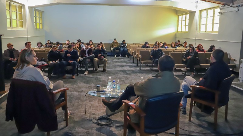 Foto 4 de 9: La Escuela de Periodismo y Comunicaciones UGM realizó el conversatorio “Festival, Fútbol, Cine, Tocopilla”
