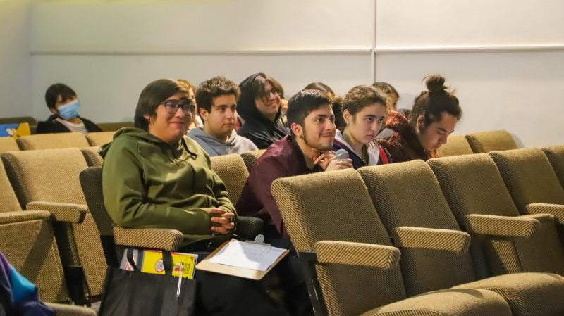 Foto 2 de 5: Francisca Chacón, egresada de Diseño UGM participó de conversatorio junto a la Escuela de Diseño y Artes Digitales