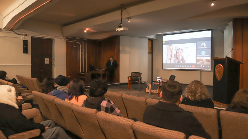 Foto 4 de 5: Francisca Chacón, egresada de Diseño UGM participó de conversatorio junto a la Escuela de Diseño y Artes Digitales