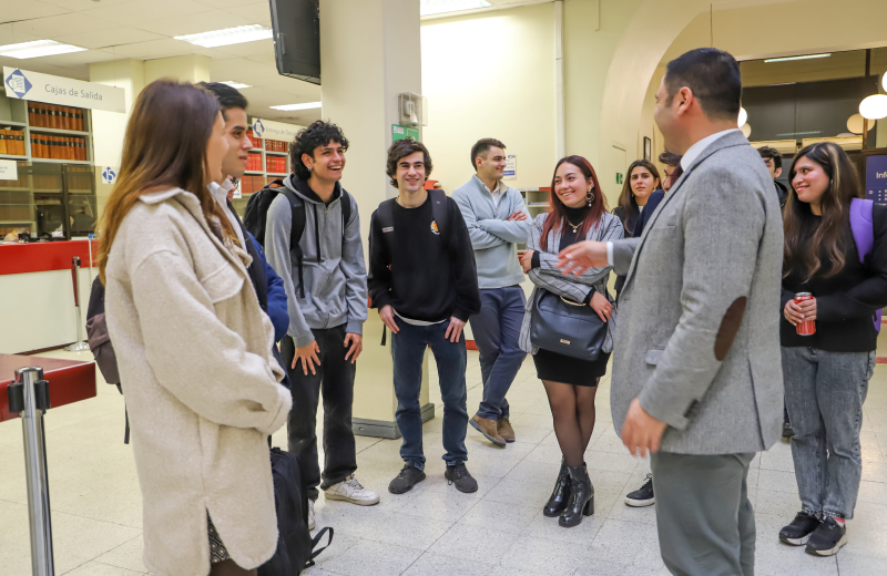 Imagen de la noticia: Estudiantes de Derecho UGM visitaron oficinas del Conservador de Bienes Raíces de Santiago (CBR)