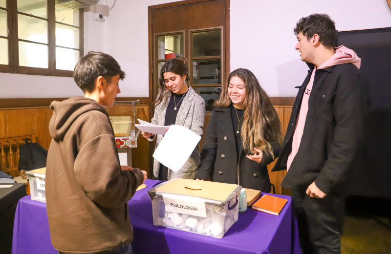 Imagen de la noticia: En impecable proceso electoral estudiantes UGM eligieron a representantes de sus Centros de Alumnos