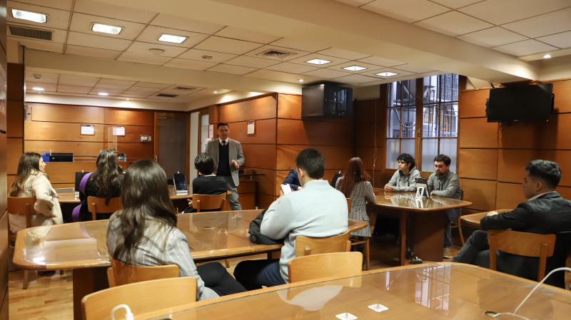 Foto 10 de 10: Estudiantes de Derecho UGM visitaron oficinas del Conservador de Bienes Raíces de Santiago (CBR)