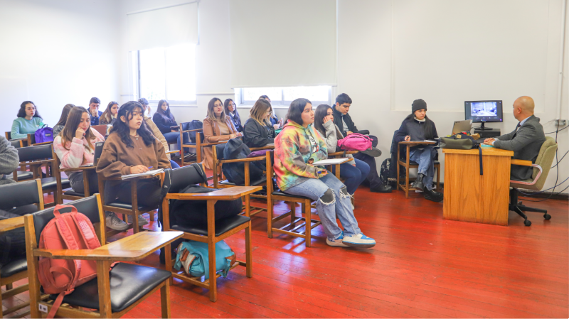 Foto 1 de 6: Estudiantes de la Escuela de Derecho UGM participaron de Clases Espejo junto a la U. de Morón de Argentina