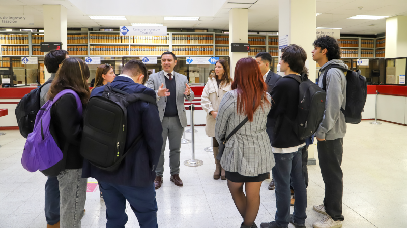 Foto 2 de 10: Estudiantes de Derecho UGM visitaron oficinas del Conservador de Bienes Raíces de Santiago (CBR)