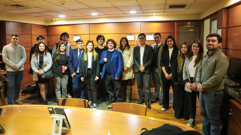 Foto 1 de 10: Estudiantes de Derecho UGM visitaron oficinas del Conservador de Bienes Raíces de Santiago (CBR)