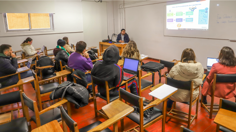 Foto 3 de 8: Estudiantes de Derecho y de la Clínica Jurídica UGM recibieron capacitaciones de la Superintendencia de Insolvencia y Reemprendimiento