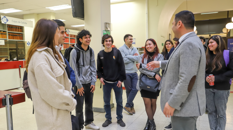 Foto 7 de 10: Estudiantes de Derecho UGM visitaron oficinas del Conservador de Bienes Raíces de Santiago (CBR)