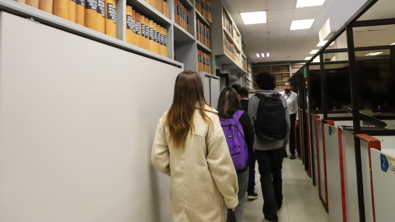 Foto 8 de 10: Estudiantes de Derecho UGM visitaron oficinas del Conservador de Bienes Raíces de Santiago (CBR)