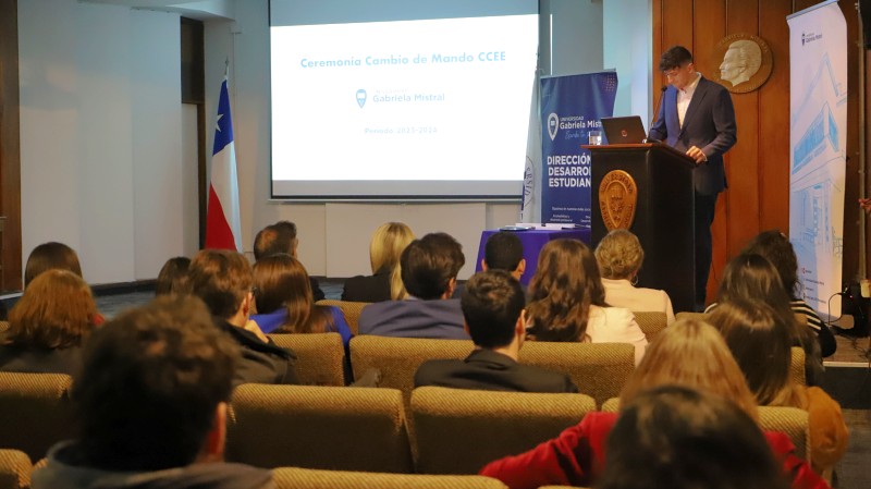 Foto 2 de 10: Universidad Gabriela Mistral realizó ceremonia de cambio de mando del Centro de Estudiantes
