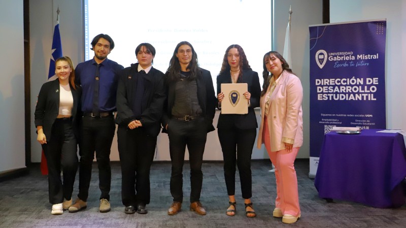 Foto 7 de 10: Universidad Gabriela Mistral realizó ceremonia de cambio de mando del Centro de Estudiantes
