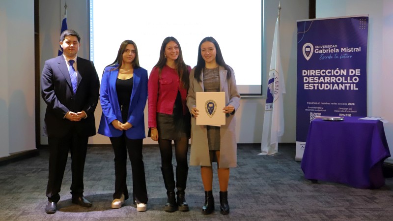 Foto 8 de 10: Universidad Gabriela Mistral realizó ceremonia de cambio de mando del Centro de Estudiantes