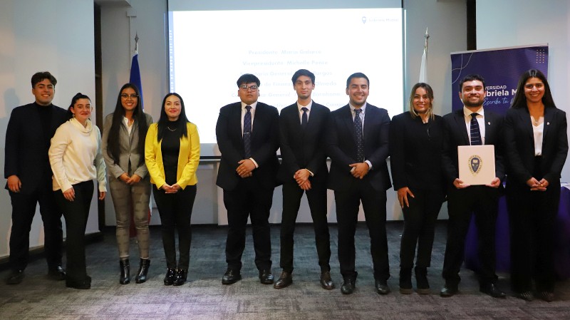 Foto 10 de 10: Universidad Gabriela Mistral realizó ceremonia de cambio de mando del Centro de Estudiantes