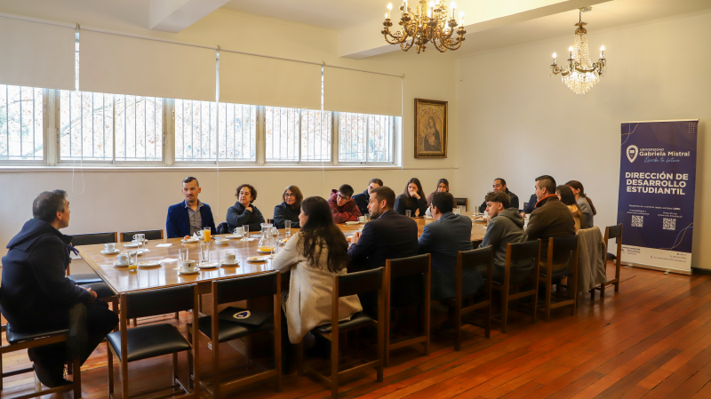 Foto 1 de 7: Nuevas y nuevos estudiantes fueron bienvenidos al 2do semestre 2023 en la U. Gabriela Mistral