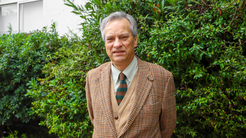 Foto 1 de 1: Hipólito Zañartu, académico de la Escuela de Derecho UGM, fue reconocido por Chambers & Partners