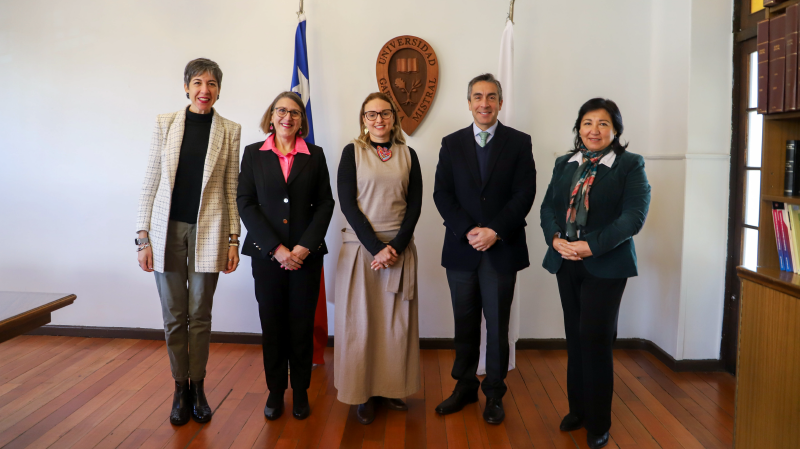 Foto 7 de 8: Cámara Chileno Brasileña de Comercio y Universidad Gabriela Mistral firmaron convenio de colaboración