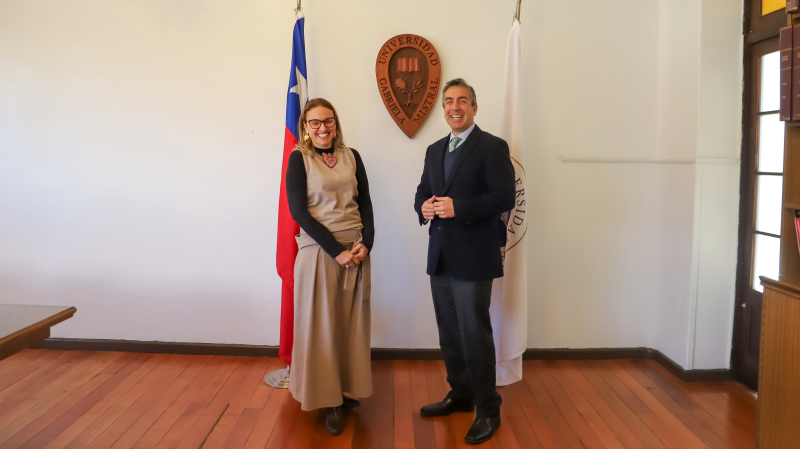 Foto 8 de 8: Cámara Chileno Brasileña de Comercio y Universidad Gabriela Mistral firmaron convenio de colaboración