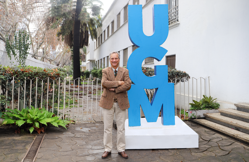Imagen de la noticia: Hipólito Zañartu, académico de la Escuela de Derecho UGM, fue reconocido por Chambers & Partners
