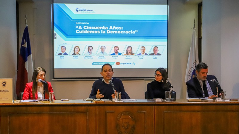 Foto 6 de 9: Universidad Gabriela Mistral realizó seminario académico “A Cincuenta Años: Cuidemos la Democracia”
