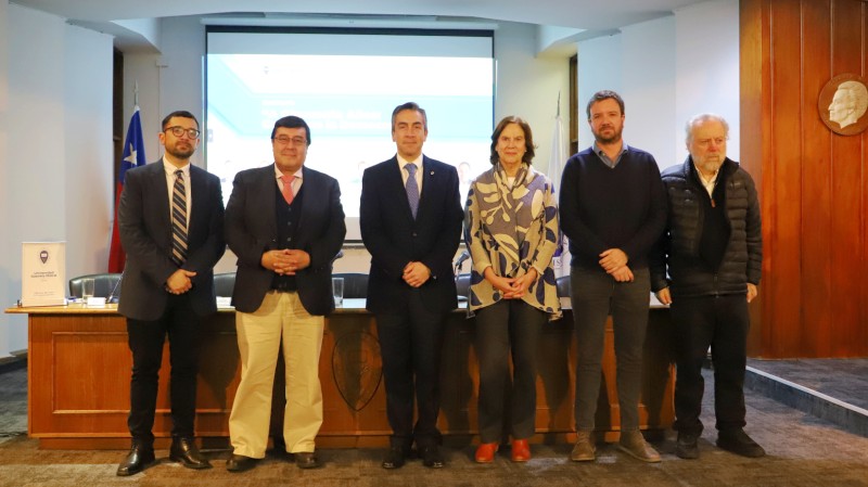 Foto 5 de 9: Universidad Gabriela Mistral realizó seminario académico “A Cincuenta Años: Cuidemos la Democracia”