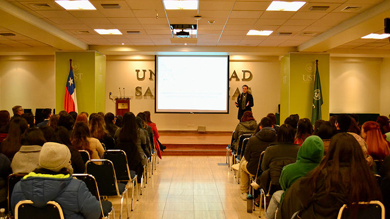 Foto 2 de 4: Directora de Investigación y Doctorados María Jesús Muñoz expuso en Jornada de Divulgación Científica