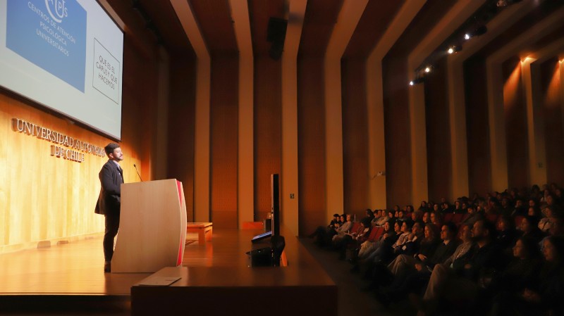 Foto 4 de 8: Gonzalo Correa, docente de Psicología UGM y Coordinador General de Centros de Atención Psicológica Universitarios (CAPUS), expuso en seminario sobre salud mental