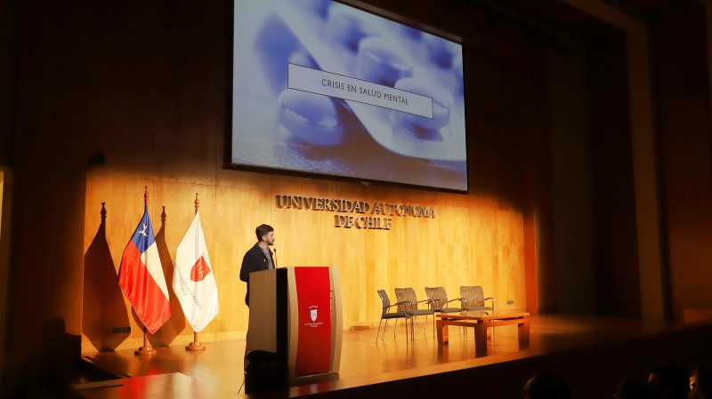 Foto 5 de 8: Gonzalo Correa, docente de Psicología UGM y Coordinador General de Centros de Atención Psicológica Universitarios (CAPUS), expuso en seminario sobre salud mental
