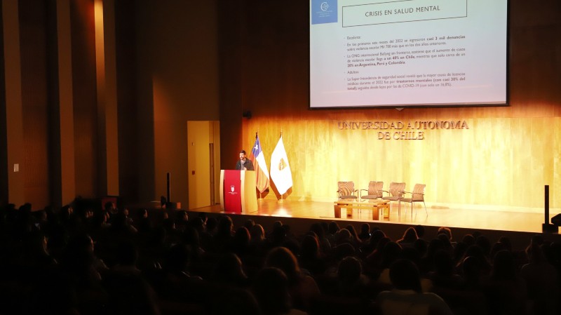 Foto 6 de 8: Gonzalo Correa, docente de Psicología UGM y Coordinador General de Centros de Atención Psicológica Universitarios (CAPUS), expuso en seminario sobre salud mental