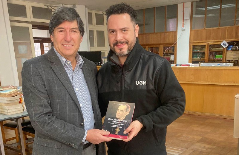 Imagen de la noticia: Marcial Sánchez, profesor de Formación Identitaria UGM donó libros de su autoría a la Biblioteca Gabriela Mistral