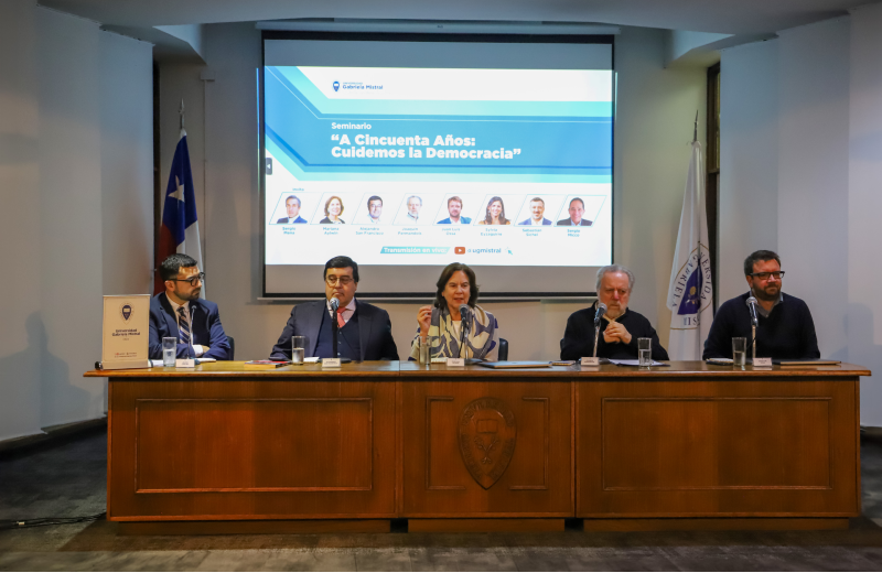 Imagen de la noticia: Universidad Gabriela Mistral realizó seminario académico “A Cincuenta Años: Cuidemos la Democracia”