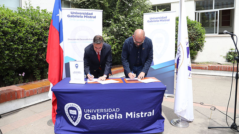 Foto 4 de 8: Universidad Gabriela Mistral firmó convenio de colaboración con el Centro Gabriela Mistral (GAM)