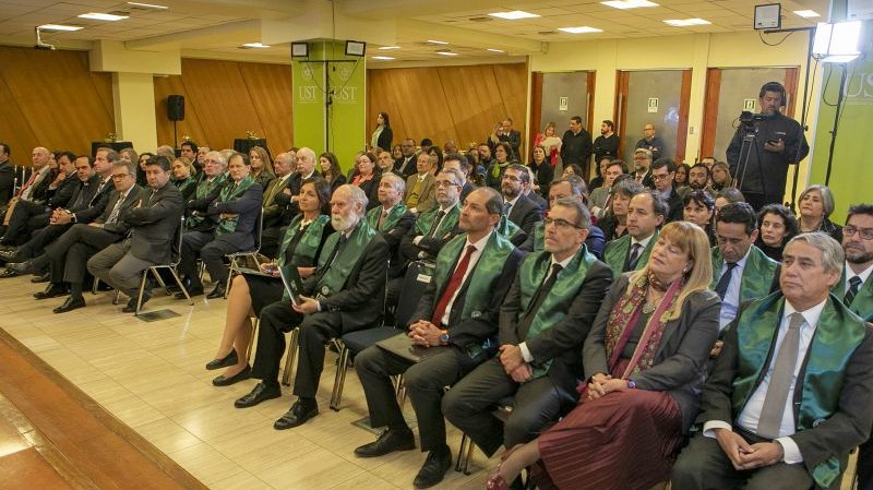 Foto 1 de 2: Académicas de la Escuela de Derecho UGM participaron del 30° aniversario de la UST con homenaje al profesor UGM, el Dr. Eduardo Soto Kloss