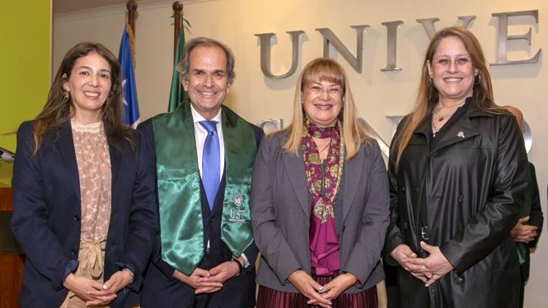 Foto 2 de 2: Académicas de la Escuela de Derecho UGM participaron del 30° aniversario de la UST con homenaje al profesor UGM, el Dr. Eduardo Soto Kloss