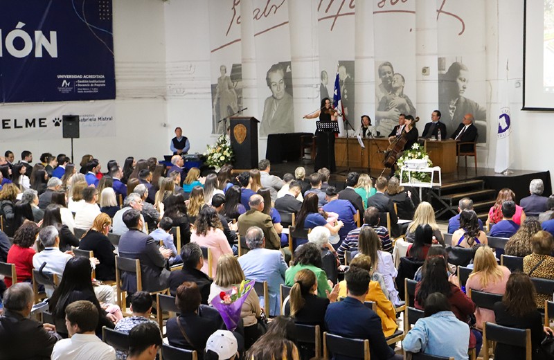 Imagen de la noticia: Universidad Gabriela Mistral realizó ceremonias de titulación para sus egresados y titulados