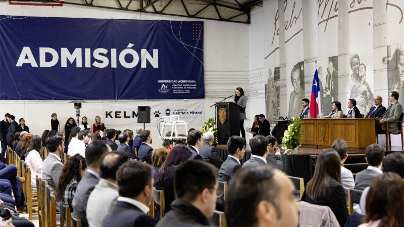 Foto 7 de 57: Galería fotográfica (Primera Parte): Ceremonia de Titulación UGM Año Académico 2023 Facultades de Ciencias Sociales, Jurídicas y Humanidades y de Negocios y Tecnologías