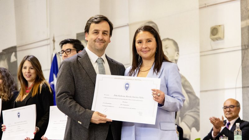 Foto 12 de 57: Galería fotográfica (Primera Parte): Ceremonia de Titulación UGM Año Académico 2023 Facultades de Ciencias Sociales, Jurídicas y Humanidades y de Negocios y Tecnologías