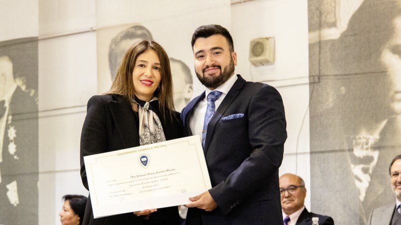 Foto 17 de 57: Galería fotográfica (Primera Parte): Ceremonia de Titulación UGM Año Académico 2023 Facultades de Ciencias Sociales, Jurídicas y Humanidades y de Negocios y Tecnologías