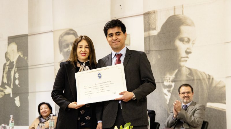 Foto 20 de 57: Galería fotográfica (Primera Parte): Ceremonia de Titulación UGM Año Académico 2023 Facultades de Ciencias Sociales, Jurídicas y Humanidades y de Negocios y Tecnologías