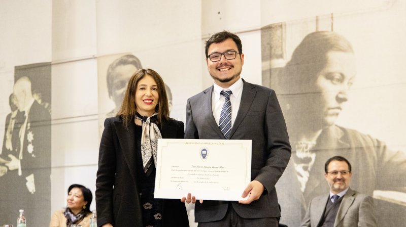 Foto 21 de 57: Galería fotográfica (Primera Parte): Ceremonia de Titulación UGM Año Académico 2023 Facultades de Ciencias Sociales, Jurídicas y Humanidades y de Negocios y Tecnologías