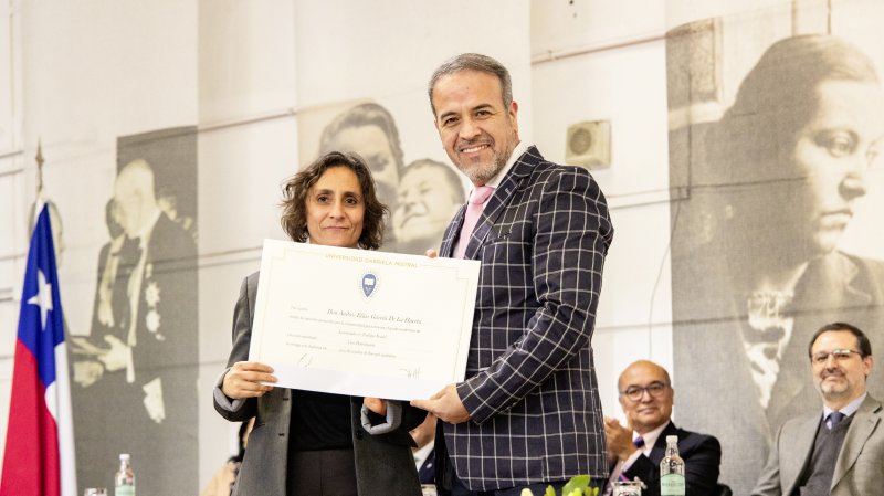 Foto 25 de 57: Galería fotográfica (Primera Parte): Ceremonia de Titulación UGM Año Académico 2023 Facultades de Ciencias Sociales, Jurídicas y Humanidades y de Negocios y Tecnologías