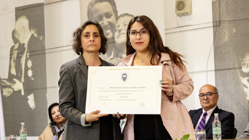 Foto 34 de 57: Galería fotográfica (Primera Parte): Ceremonia de Titulación UGM Año Académico 2023 Facultades de Ciencias Sociales, Jurídicas y Humanidades y de Negocios y Tecnologías