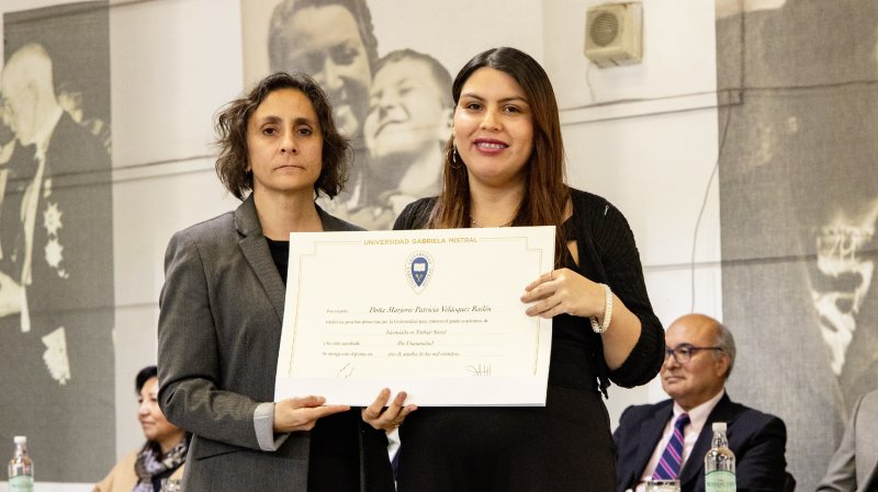 Foto 37 de 57: Galería fotográfica (Primera Parte): Ceremonia de Titulación UGM Año Académico 2023 Facultades de Ciencias Sociales, Jurídicas y Humanidades y de Negocios y Tecnologías