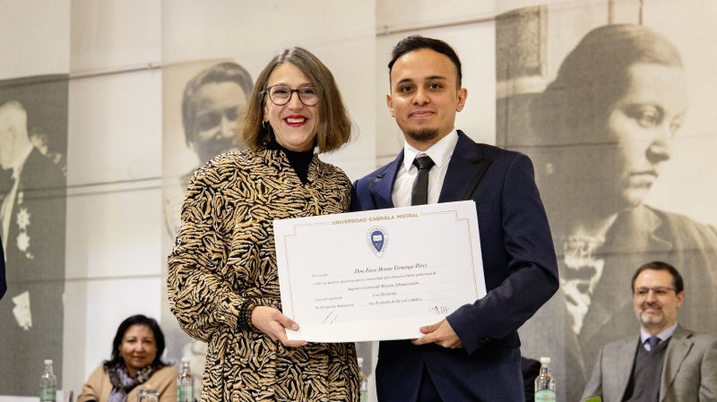 Foto 4 de 62: Galería fotográfica (Segunda Parte): Ceremonia de Titulación UGM Año Académico 2023 Facultades de Ciencias Sociales, Jurídicas y Humanidades y de Negocios y Tecnologías