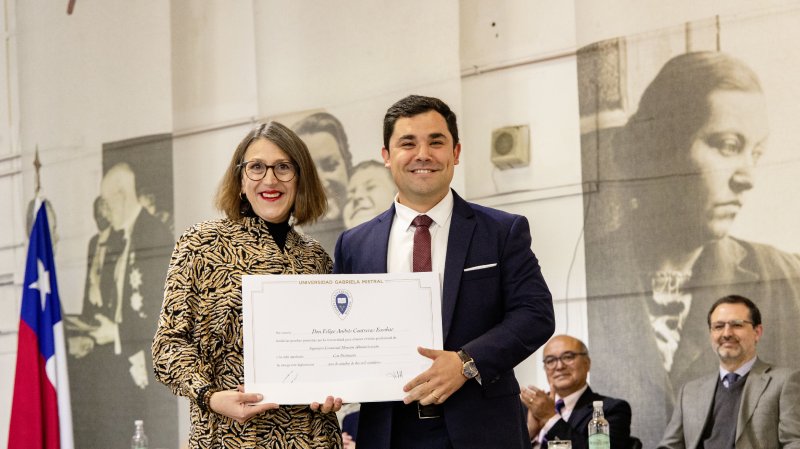 Foto 8 de 62: Galería fotográfica (Segunda Parte): Ceremonia de Titulación UGM Año Académico 2023 Facultades de Ciencias Sociales, Jurídicas y Humanidades y de Negocios y Tecnologías