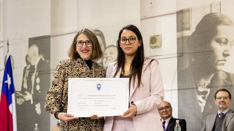 Foto 15 de 62: Galería fotográfica (Segunda Parte): Ceremonia de Titulación UGM Año Académico 2023 Facultades de Ciencias Sociales, Jurídicas y Humanidades y de Negocios y Tecnologías