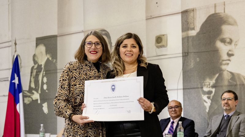 Foto 32 de 62: Galería fotográfica (Segunda Parte): Ceremonia de Titulación UGM Año Académico 2023 Facultades de Ciencias Sociales, Jurídicas y Humanidades y de Negocios y Tecnologías